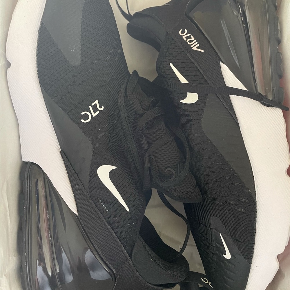 [SOLD] Nike AirMax 270~(Men’s 7.5) Black/White/Red